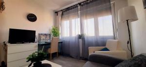 TV a/nebo společenská místnost v ubytování Apartman Dostojevski