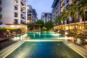 una piscina en medio de una ciudad por la noche en Amanta Hotel & Residence Ratchada en Bangkok