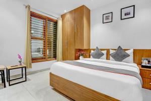 Postel nebo postele na pokoji v ubytování Super Capital O Hotel Moody Inn