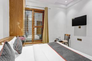 TV a/nebo společenská místnost v ubytování Super Capital O Hotel Moody Inn