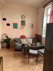 Istumisnurk majutusasutuses Pariss Library Hostel