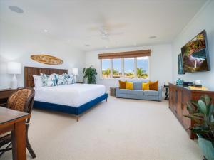 a bedroom with a bed and a couch at Beautiful Azure Azul M212 At Luxuriousbreathtaking Wailea Beach Villas! in Wailea