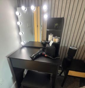 een kaptafel met een föhn en een spiegel bij 2 Bedroom Apartment - Henry St Central Liverpool in Liverpool