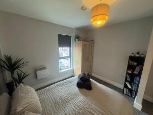 een slaapkamer met een bed met een paar schoenen erop bij 2 Bedroom Apartment - Henry St Central Liverpool in Liverpool