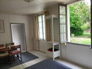 a bedroom with a bed and a window and a table at VILLA ESPERANZA Suite de plain-pied, indépendante, 1 à 4 personnes à 200 m du château de Valençay proche Zoo de Beauval et châteaux de La Loire in Valençay