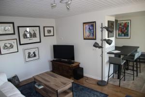 a living room with a tv and a table and a desk at Gîte des Éterlous in Geishouse