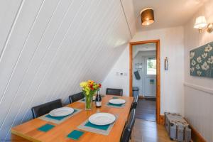 een eetkamer met een houten tafel en stoelen bij Chalet Fortyfive in Deal +14 foto's