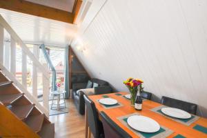 een eetkamer met een tafel met borden en bloemen erop bij Chalet Fortyfive in Deal