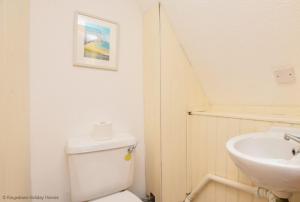 een badkamer met toilet en wastafel bij Chalet Fortyfive in Deal