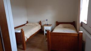 - 2 lits dans une petite chambre avec une table de chevet dans l'établissement Dungloe House, à Dungloe