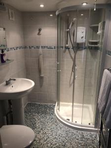 a bathroom with a shower and a sink at Spindrift Guest house in Great Yarmouth +9 photos