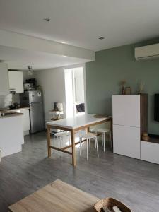 Η κουζίνα ή μικρή κουζίνα στο Maisonnette résidence piscines proche mer