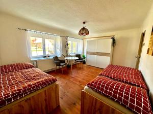 una camera da letto con due letti e un tavolo di Apartmán Dolní Němčice a Dačice
