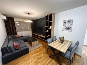 una sala de estar con un sofá y una mesa en MAR Residence 14, en Niš