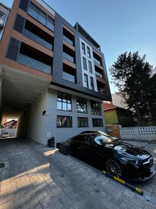 Un coche negro aparcado delante de un edificio en MAR Residence 14, en Niš