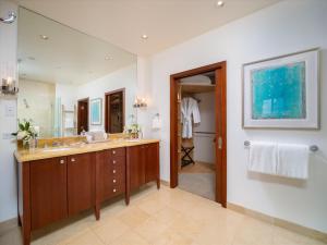 a bathroom with two sinks and a large mirror at Freshly Renovated, Spectacular Ocean Views, Ultra-Luxe Blue Ocean Suite H401 in Wailea +31 photos