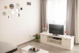 TV a/nebo společenská místnost v ubytování Apartman „Bernarda”