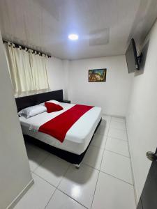 Un dormitorio con una cama con una manta roja y blanca. en Hotel Blue, en Santa Rosa de Cabal