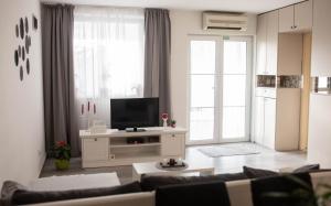 TV a/nebo společenská místnost v ubytování Apartman „Bernarda”