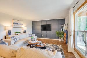 un salon avec un canapé et une télévision dans l'établissement Dock, Sunrooms and Fire Pits Deltaville Home!, à Deltaville