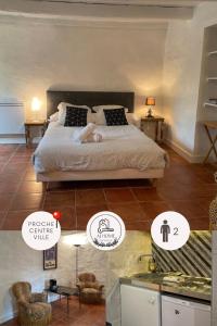 a woman laying on a bed in a room at "Studette" Terrasse, calme, proche centre in Cahors