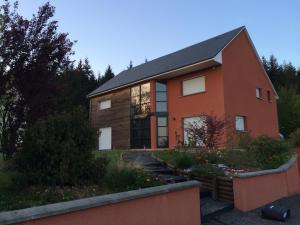 una casa con muchas ventanas en Le confort contemporain dans un écrin de verdure, en Vernon
