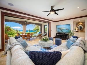 TV a/nebo společenská místnost v ubytování Ultra Luxury Solara Luxe Pool Villa D101, Newly Renovated, Sleeps 8!