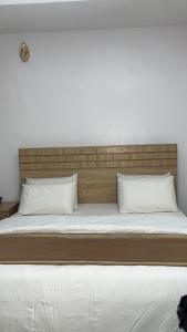 Chrispol hotel and suites房間的床