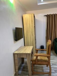 Chrispol hotel and suites電視和／或娛樂中心