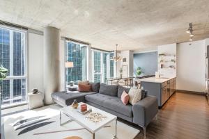 シカゴにあるLinea Luxury Living with Indoor Pool and Rooftop Views in The Loopのソファとテーブルのあるリビングルーム