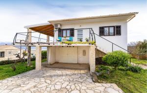 een wit huis met een balkon en een oprit bij Nice Home In Razanac With Wifi in Ražanac