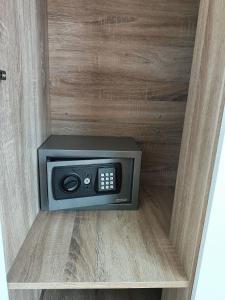 einen TV in der Ecke eines Zimmers in der Unterkunft Beach front B3 Marie Guest house in Jomtien Beach + 25 Fotos