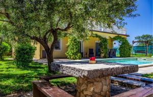 una casa con un árbol y una piscina en Holiday Home Gajana Gajana, en Gajana