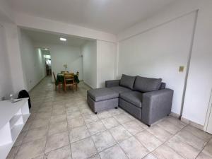 圣地亚哥-德尔埃斯特罗Departamento La Merced的客厅里有一张沙发和一张桌子。