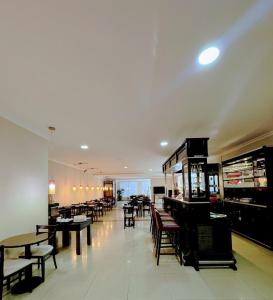 a dining room with tables and chairs and a restaurant at Hotel Aire de Patagonia in Río Gallegos