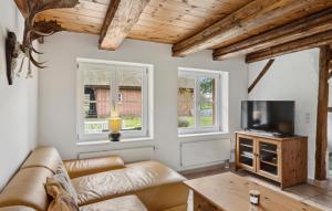 een woonkamer met een bank en een tv bij Ferienwohnung Diana in Lancken-Granitz