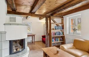 een woonkamer met een bank en een open haard bij Ferienwohnung Diana in Lancken-Granitz