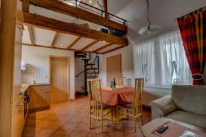 a living room with a table and a kitchen at Naturlaub-Domizil Oster-Franzen in Bremm