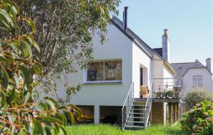a white house with a staircase and a window at Accueillante Maison Proche Mer in Carantec +18 photos