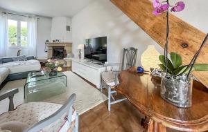 Μια τηλεόραση ή/και κέντρο ψυχαγωγίας στο Stunning Home In Roquemaure