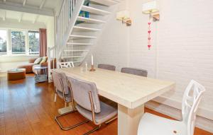 Χώρος καθιστικού στο Beautiful Apartment In Schiermonnikoog