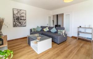 ラ・キャディエール・ダズールにあるGorgeous Apartment In La Cadiére D'azurのソファとテーブルのあるリビングルーム