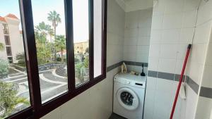 una lavadora en una habitación con ventana en Apto Barreiro by Susy's Holidays, en Funchal