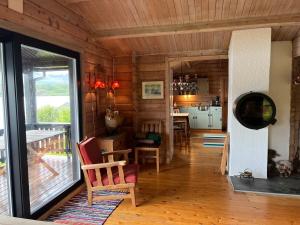 a living room with a dining room and a kitchen at Lofoten MidnightSun Lodge in Sandsletta