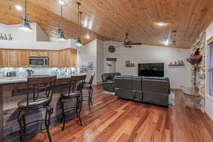 Kuchyň nebo kuchyňský kout v ubytování Family White Mountain Escape with Theater & Games