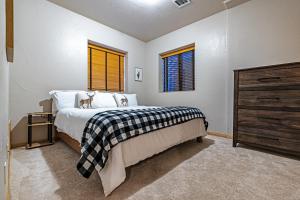 Postel nebo postele na pokoji v ubytování Family White Mountain Escape with Theater & Games