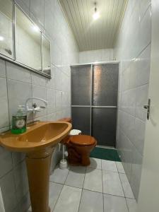 ein Badezimmer mit Waschbecken und Toilette in der Unterkunft Residencial Gil in Foz do Iguaçu