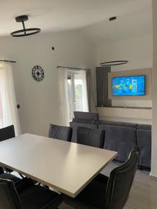Μια τηλεόραση ή/και κέντρο ψυχαγωγίας στο Apartman Roko