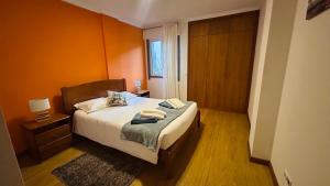 un dormitorio con una cama y una ventana en Apto Barreiro by Susy's Holidays, en Funchal 15 fotos más