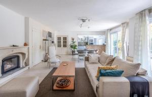 Χώρος καθιστικού στο Nice Home In Saint Raphael